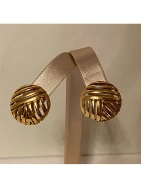 TAT EARRINGS VINTAGE GOLD TONE OPEN WORK ROUND STUD PIERCED CIRCLE SIGNED
